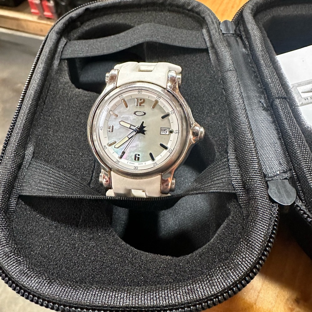 Oakley holeshot small 3 hand mother pearl white